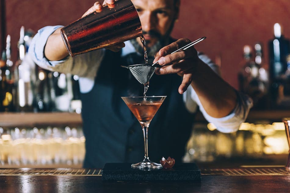 Barman prepare un cocktail